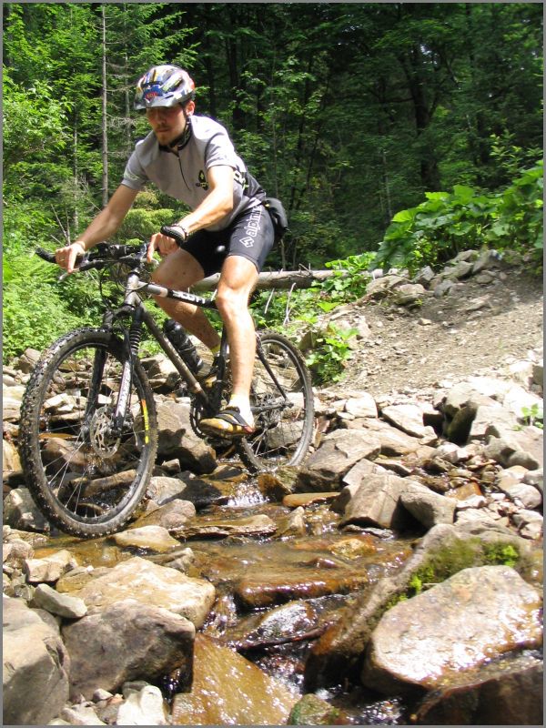 Marcin uczy swj rower jazdy po mokrych kamieniach